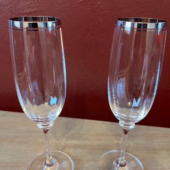 2 Champagne Flutes with Silver Trim on Rims - Picture 2 of 6